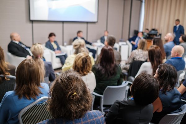 Szkolenie kinesiotapingu estetycznego Kraków – profesjonalne kurs przeznaczony dla kosmetologów i praktyków manualnych, przygotowujący do przemyślane, precyzyjne i holistycznej praktyki z wewnętrznymi warstwami twarzy